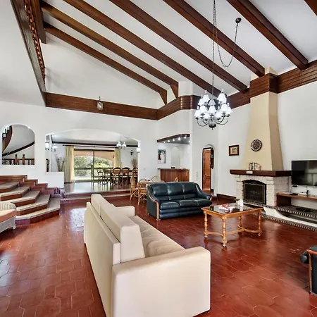 5 En-suite Bedrooms, Close To Centre, Free Ac Wifi