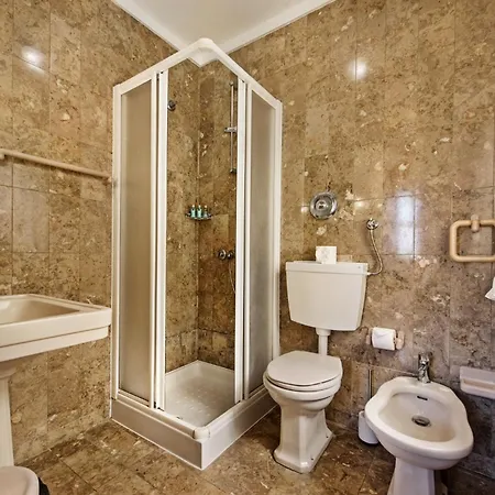 5 En-suite Bedrooms, Close To Centre, Free Ac Wifi Вилла