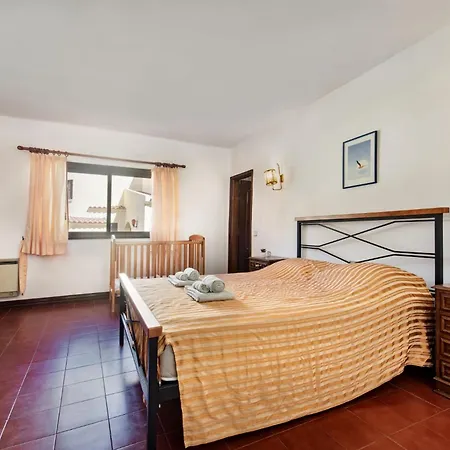 5 En-suite Bedrooms, Close To Centre, Free Ac Wifi