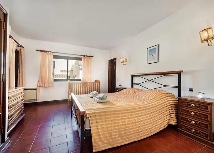 5 En-suite Bedrooms, Close To Centre, Free Ac Wifi