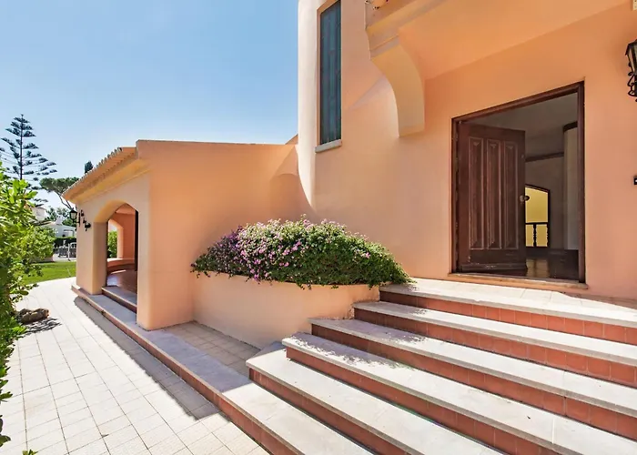 5 En-suite Bedrooms, Close To Centre, Free Ac Wifi