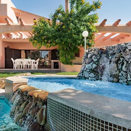 5 En-suite Bedrooms, Close To Centre, Free Ac Wifi Vila