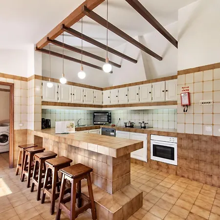 5 En-suite Bedrooms, Close To Centre, Free Ac Wifi Vila