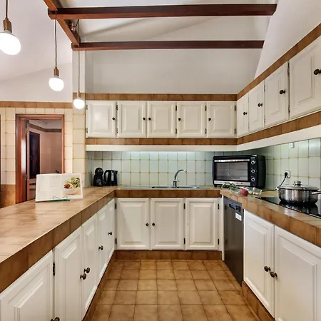 5 En-suite Bedrooms, Close To Centre, Free Ac Wifi Villa *