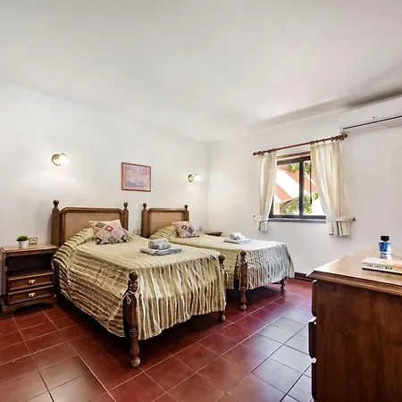 5 En-suite Bedrooms, Close To Centre, Free Ac Wifi Vila
