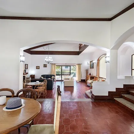 5 En-suite Bedrooms, Close To Centre, Free Ac Wifi Vila