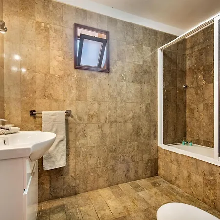 5 En-suite Bedrooms, Close To Centre, Free Ac Wifi Vila Loulé