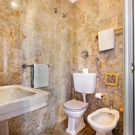 5 En-suite Bedrooms, Close To Centre, Free Ac Wifi *