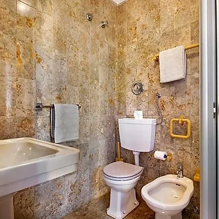 5 En-suite Bedrooms, Close To Centre, Free Ac Wifi Willa *