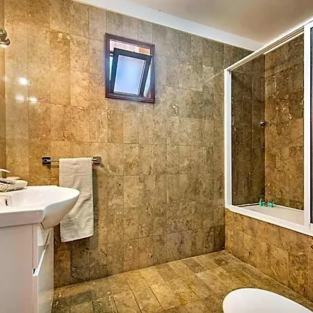 ヴィラ 5 En-suite Bedrooms, Close To Centre, Free Ac Wifi