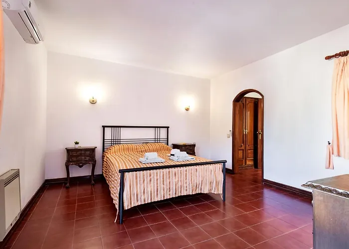 5 En-suite Bedrooms, Close To Centre, Free Ac Wifi Villa Loulé