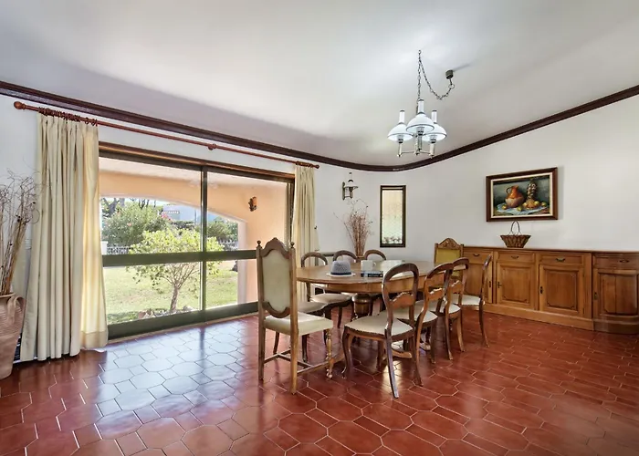 5 En-suite Bedrooms, Close To Centre, Free Ac Wifi