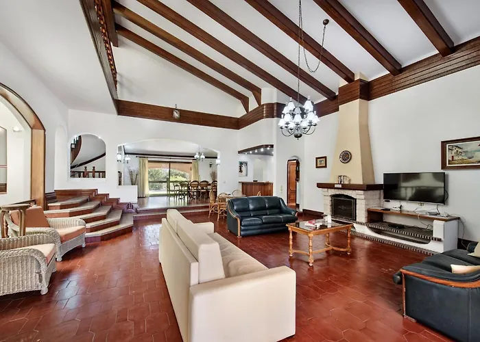 5 En-suite Bedrooms, Close To Centre, Free Ac Wifi