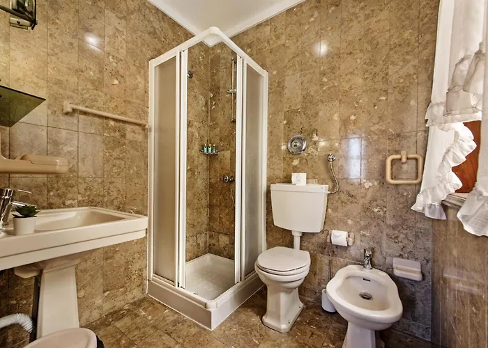 5 En-suite Bedrooms, Close To Centre, Free Ac Wifi Villa