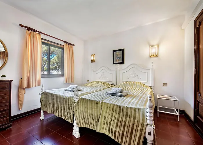 5 En-suite Bedrooms, Close To Centre, Free Ac Wifi Loulé