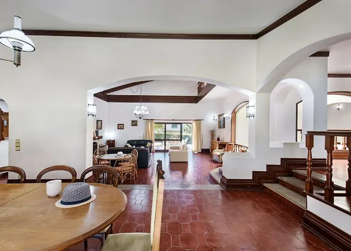 5 En-suite Bedrooms, Close To Centre, Free Ac Wifi Villa