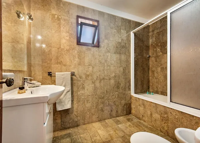 5 En-suite Bedrooms, Close To Centre, Free Ac Wifi Villa Loulé