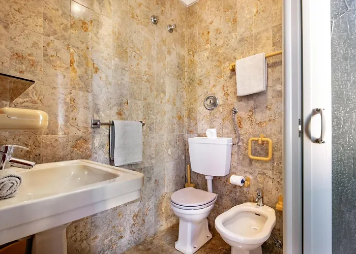 5 En-suite Bedrooms, Close To Centre, Free Ac Wifi *