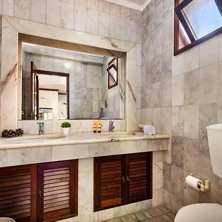 5 En-suite Bedrooms, Close To Centre, Free Ac Wifi Villa Loulé